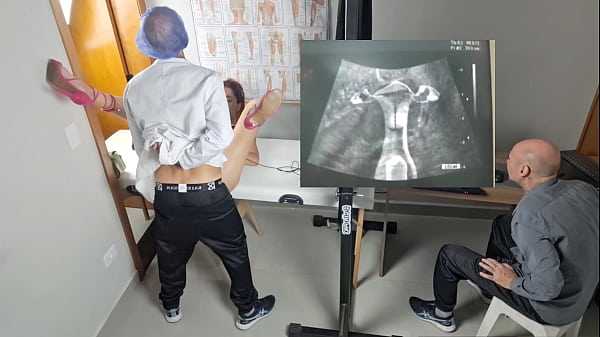 Jinekolog ultrason eşliğinde adamın karısını sikiyor